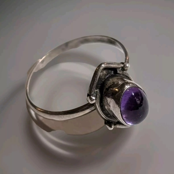 Vintage 925 Amethyst Purple Glow Dainty Ring See Pictures For Size & Condition - Picture 6 of 7